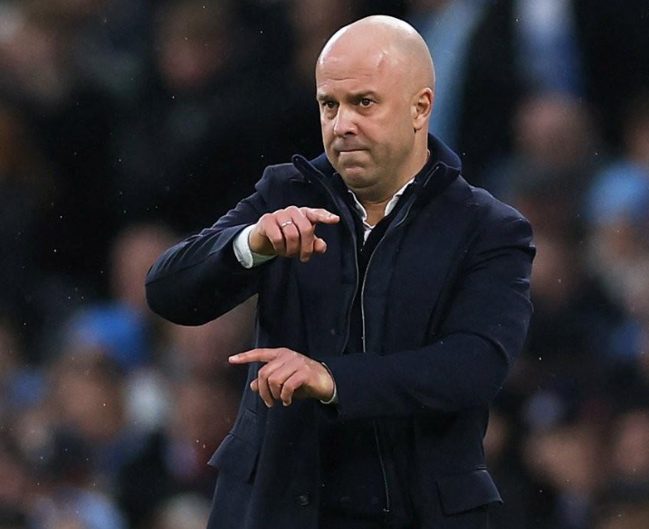 曼联客胜利物浦后：阿莫林回应斯洛特“大巴”质疑