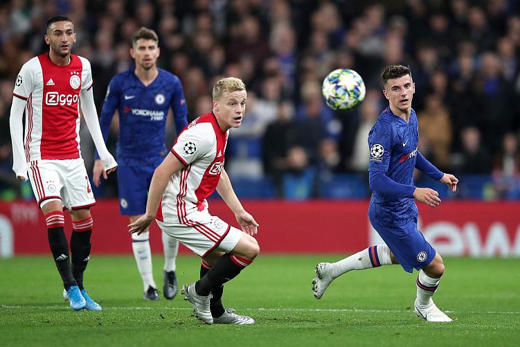 阿贾克斯欧冠征途:从深渊到曙光,绝境中绽放光芒