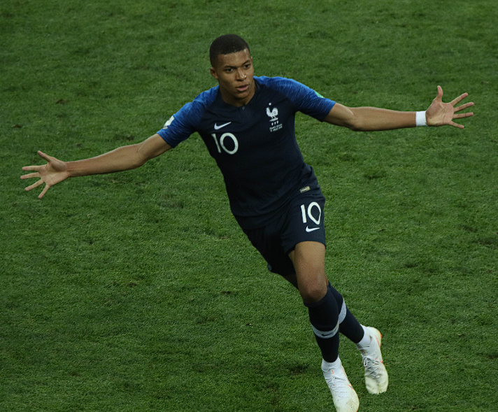 欧冠淘汰赛附加赛:巴黎惊险晋级,<a href='/news/tag/1198.html' style='color: blue;'>姆巴佩</a>转会后的两队命运轨迹